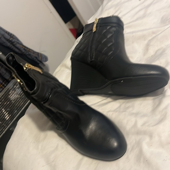 Women’s Liz Claiborne wedge boots - Picture 2 of 2